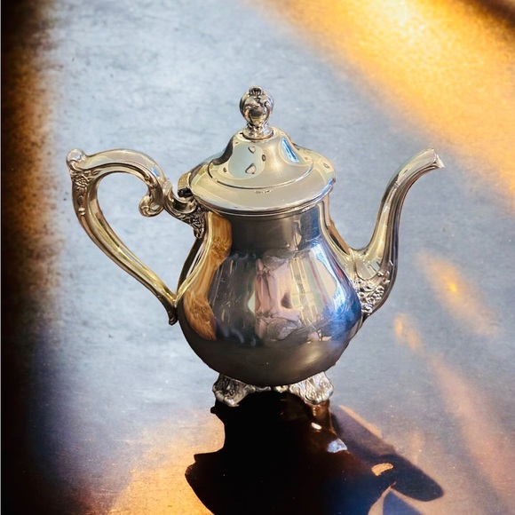 Vintage Wm. Rogers & Son Silverplate Teapot - Picture 7 of 12